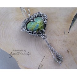 Wisiorek z fioletowym labradorytem, wire wrapping