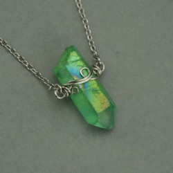 Naszyjnik minimalistyczny talizman zielony kryształ górski barwiony
