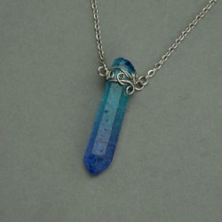 Naszyjnik minimalistyczny talizman niebieski błękitny kryształ górski barwiony