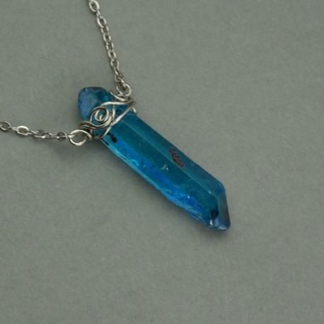 Naszyjnik minimalistyczny talizman niebieski kryształ górski barwiony