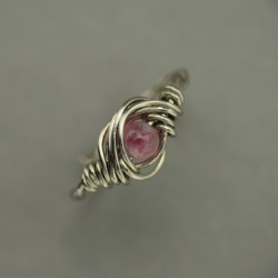 Mini pierścionek regulowany różowy turmalin, wire wrapping