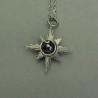 Mały wisiorek róża wiatrów hematyt, wire wrapping