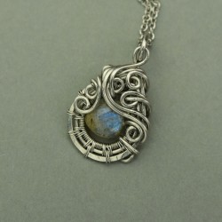 Mały wisiorek niebieski labradoryt, wire wrapping, stal chirurgiczna