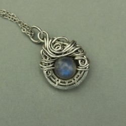 Mały wisiorek niebieski labradoryt, wire wrapping, stal chirurgiczna