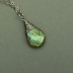 Wisiorek minimalistyczny łezka labradoryt, wire wrapping