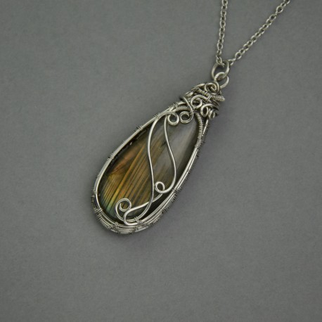 Wisiorek ze złotym labradorytem, wire wrapping