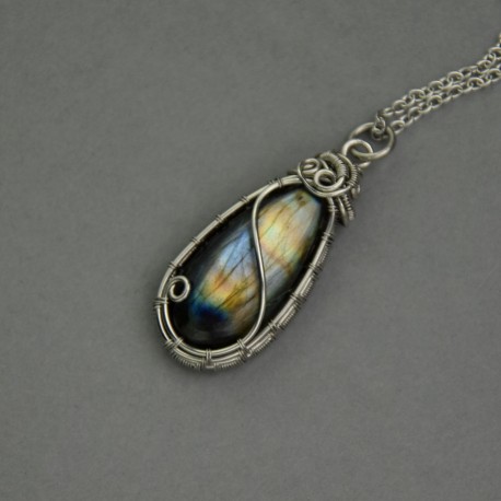 Wisiorek z kolorowym labradorytem wire wrapping labradoryt
