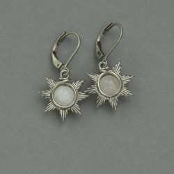 Małe kolczyki słoneczka kamień księżycowy, stal chirurgiczna, słońce