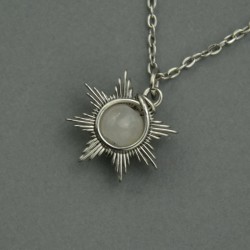 Mały wisiorek słoneczko kamień księżycowy, stal chirurgiczna, słońce