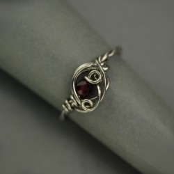 Mini pierścionek regulowany granat, wire wrapping
