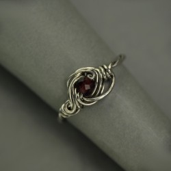 Mini pierścionek regulowany granat, wire wrapping