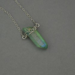 Naszyjnik minimalistyczny talizman zielony kryształ górski barwiony