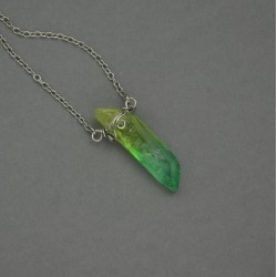 Naszyjnik minimalistyczny talizman niebiesko zielony kryształ górski barwiony