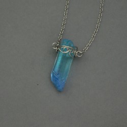 Naszyjnik minimalistyczny talizman niebieski kryształ górski barwiony