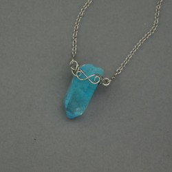 Naszyjnik minimalistyczny talizman niebieski kryształ górski barwiony