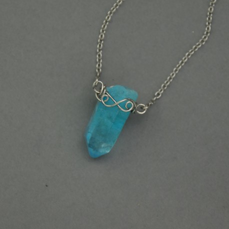 Naszyjnik minimalistyczny talizman niebieski kryształ górski barwiony