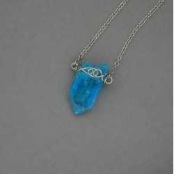 Naszyjnik minimalistyczny talizman niebieski kryształ górski barwiony