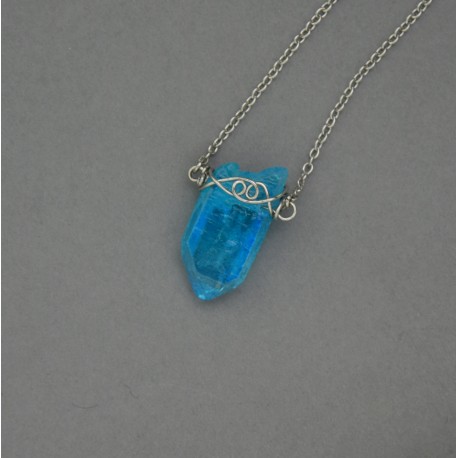 Naszyjnik minimalistyczny talizman niebieski kryształ górski barwiony