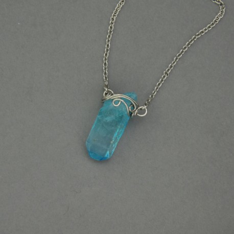 Naszyjnik minimalistyczny talizman niebieski kryształ górski barwiony