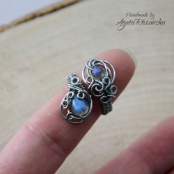 Pierścionek regulowany z labradorytem, wire wrapping, stal chirurgiczna