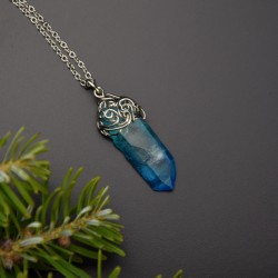 Wisiorek talizman błękitny kryształ górski barwiony