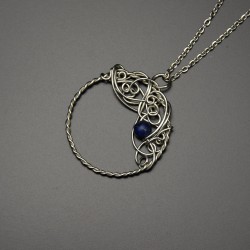 Niebieski wisiorek koło z lapis lazuli, wire wrapping, kółko