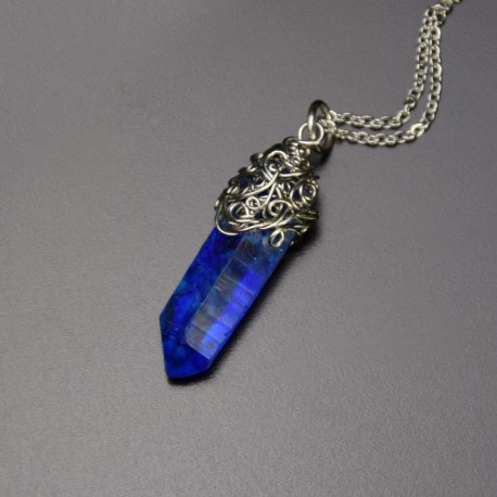 Wisiorek talizman niebieski chabrowy kryształ górski barwiony II