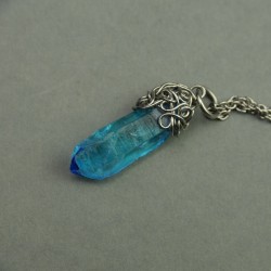 Mały wisiorek talizman niebieski błękitny kryształ górski barwiony